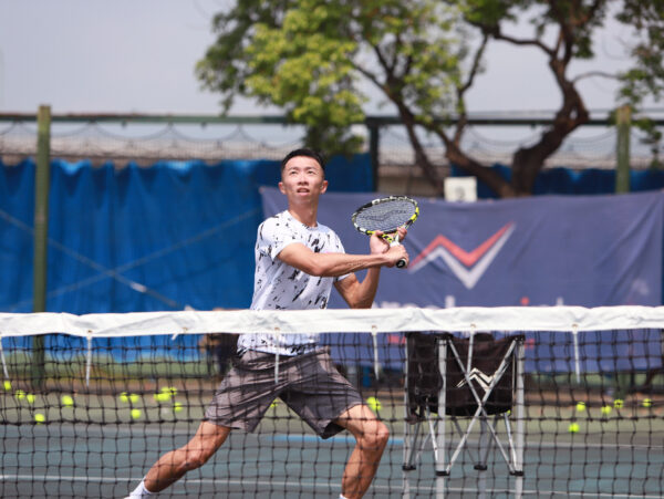 tennis coach vincent hitting volley.