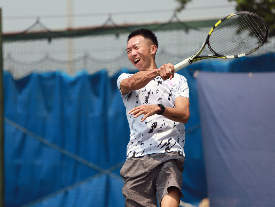 tennis coach vincent hitting forehand