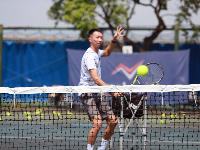 tennis coach vincent hitting volley