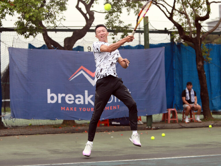 tennis coach vincent with big forehand
