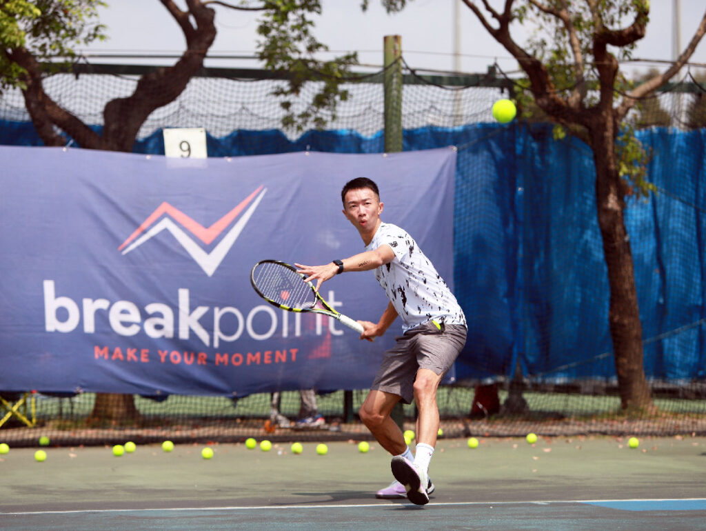 coach vincent with loading forehand